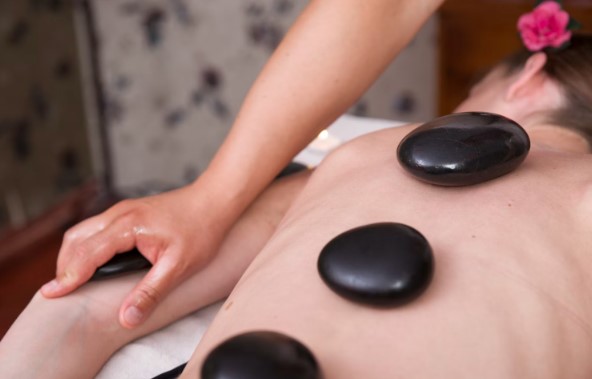 Exploring the Benefits of Hot Stone Massage Therapy